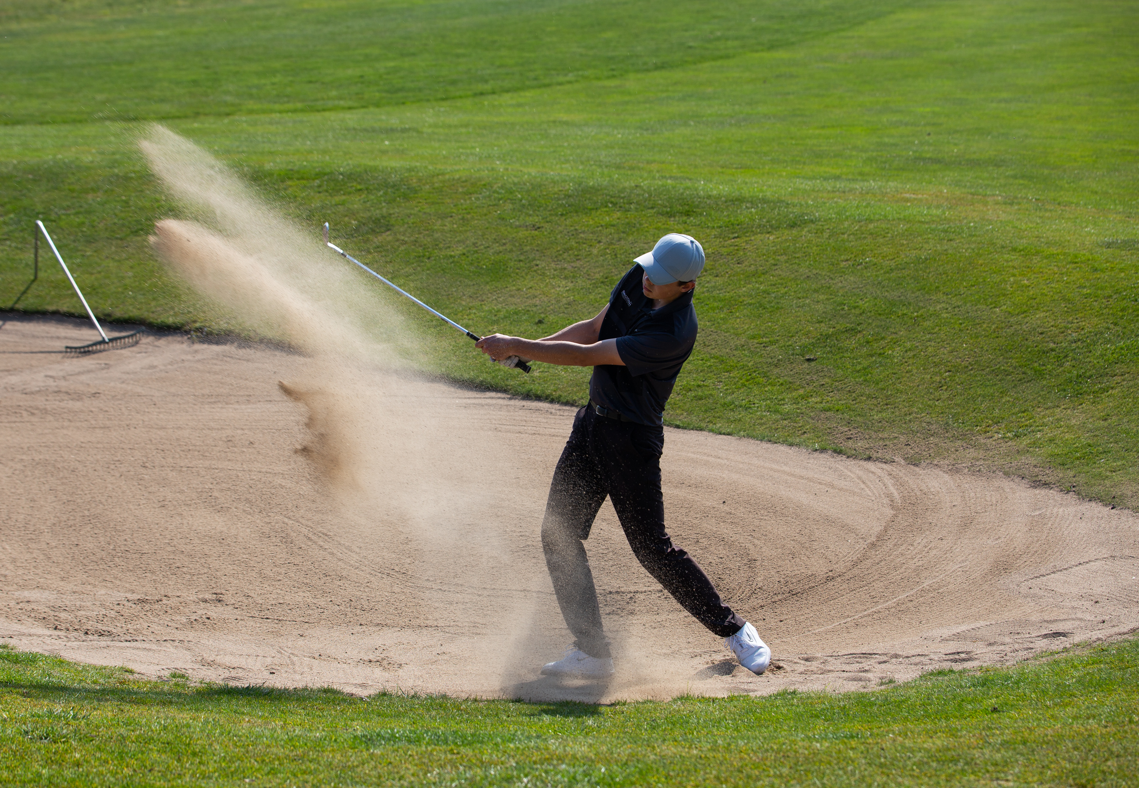 Golfspiller Slår Til Golfkugle I Møn Golfklub